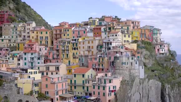 令人惊叹的地中海小镇白天靠近海边的悬崖美丽的五颜六色的房子和小船视频的预览图