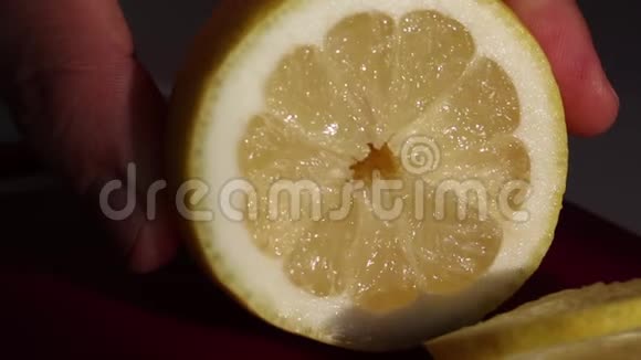 那个人切了柠檬环把刀放在一边柠檬新鲜多汁近距离射击可见肉质柠檬果肉流动汁液视频的预览图