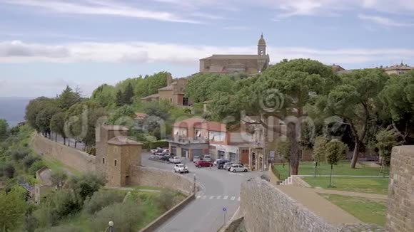 在平静的春日里汽车在风景如画的意大利小城市的道路上行驶从山顶俯瞰视频的预览图