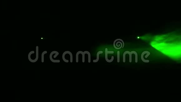 在烟雾毯的黑暗中轮廓聚光灯的绿灯被诱导视频的预览图