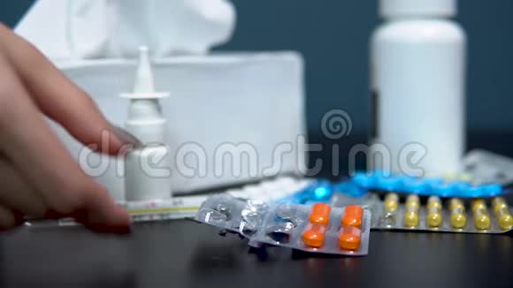 女人吃药在桌子上吃药用于治疗疾病的多色药片放在桌子上视频的预览图