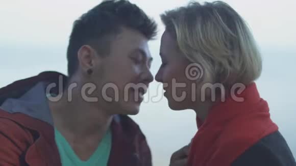 户外亲吻跨种族情侣的肖像年轻夫妇的约会亚洲人亲吻他的白种人女友视频的预览图