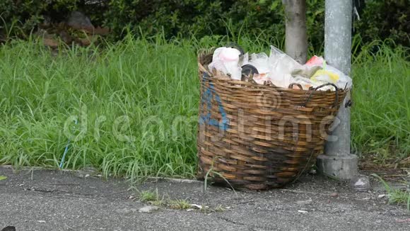 竹篮里的塑料垃圾背景草视频的预览图