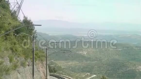 从最后一节车厢的窗户看铁路蒙特塞拉特山区游客的交通视频的预览图