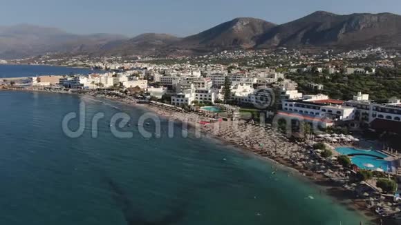 从无人驾驶飞机上可以看到加勒比海城和热带海滨视频的预览图