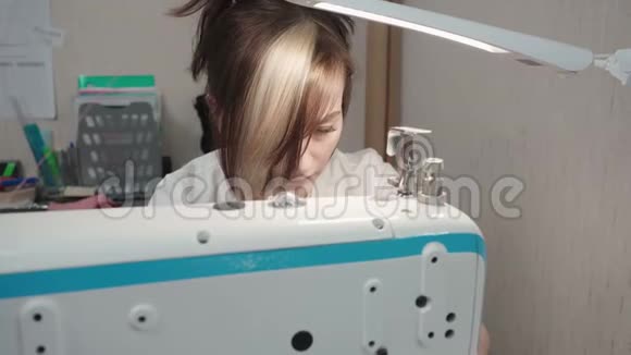 布吕奈特在工作场所为机器裁剪缝纫服装视频的预览图