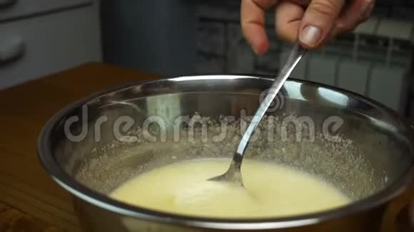 碗里的液体甜面团视频的预览图