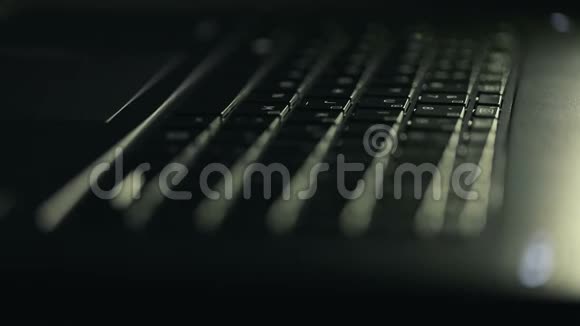 键盘上的人类型视频的预览图