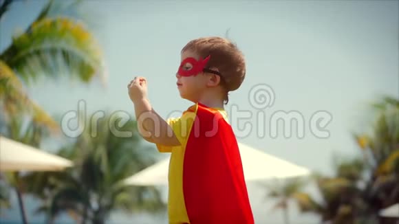 穿着超级英雄服装披着英雄斗篷戴着英雄面具的漂亮小男孩值得一试身手概念视频的预览图