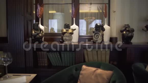 美丽有趣的豪华餐厅内部与书籍动物雕像与乐器视频的预览图