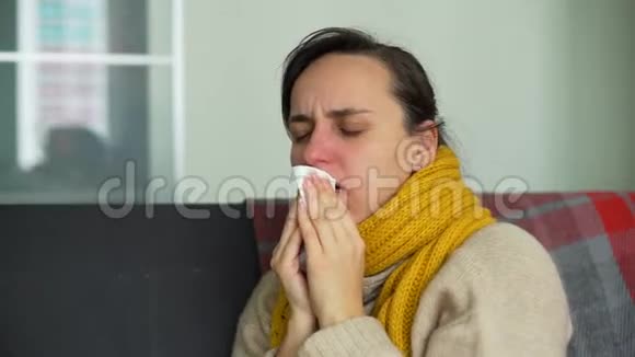 患病的年轻女性使用鼻喷剂视频的预览图