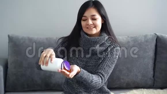 快乐的年轻女人服用维生素胶囊并微笑视频的预览图