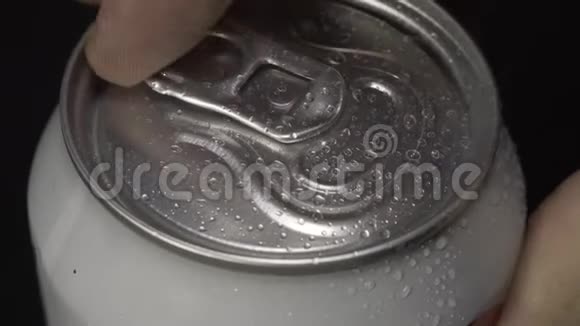带苏打水的白色湿罐打开了一个人的手视频的预览图