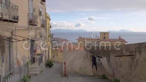 意大利那不勒斯空街俯瞰大海视频的预览图