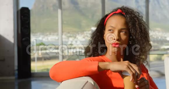 体贴的年轻非洲裔美国女高管坐在办公室的沙发上4K视频的预览图