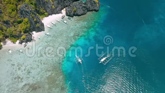 飞机无人驾驶飞机拍摄的旅游旅行班卡船停泊在清水岛在ElNido巴拉望菲律宾美丽美丽视频的预览图