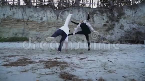 活跃的跨种族夫妇在户外自由跳舞亚洲男子和高加索女孩跳当代舞蹈视频的预览图