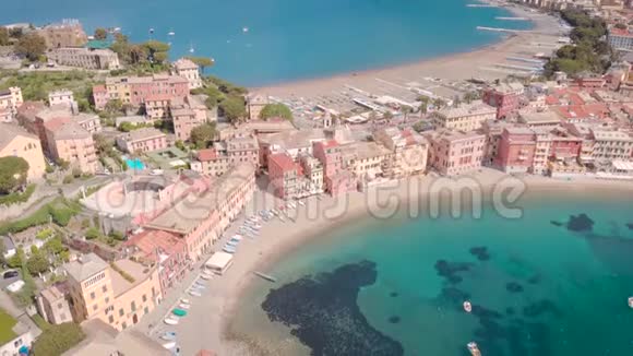 在夏季阳光明媚的天气下蓝色的水中鸟瞰意大利SestriLevante镇令人惊叹的天然海湾视频的预览图