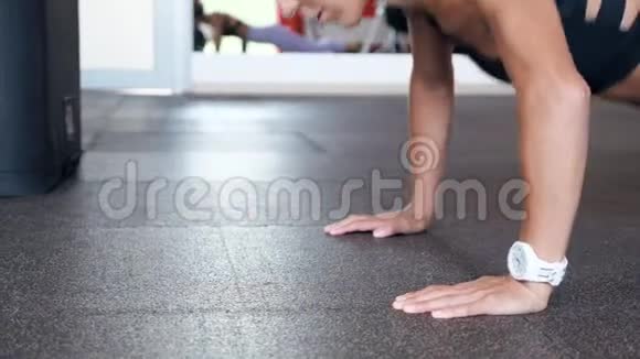 运动成熟的女人正在健身房里做一套代表俯卧撑视频的预览图