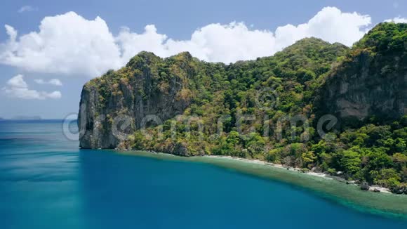拉根岛的石灰岩岩石ElNido巴拉望菲律宾天堂热带沙质伊皮尔海滩与蔚蓝的绿松石视频的预览图