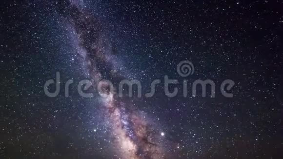 沙漠中星空的时间流逝银河系和飞机的痕迹视频的预览图