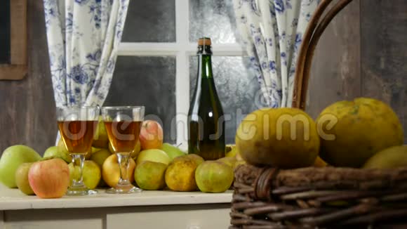 移动相机滑块显示瓶子和眼镜苹果酒在乡下的房子里视频的预览图