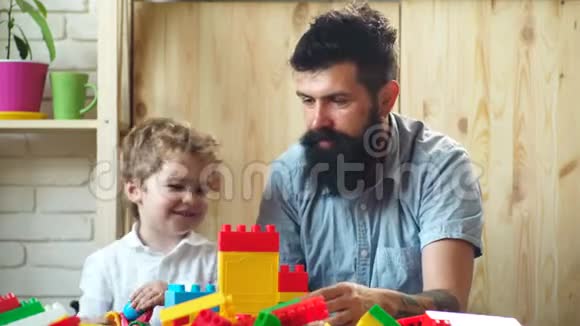 父子俩在玩塑料设计师一个小儿子和他父亲玩家庭和玩具快乐视频的预览图