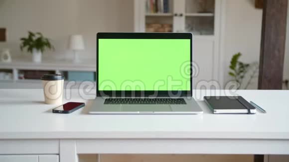 带有绿色屏幕的UltraBook视频的预览图