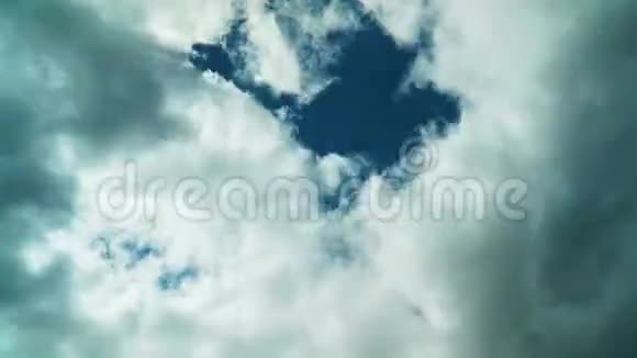 积云在天空中迅速移动视频的预览图