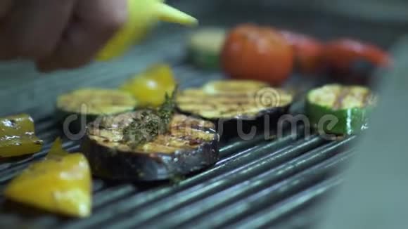 烹调薯条烤蔬菜撒上油视频的预览图