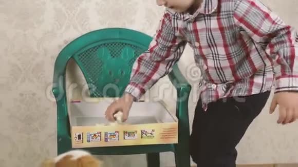 有趣的小孩喂狗饼干视频的预览图