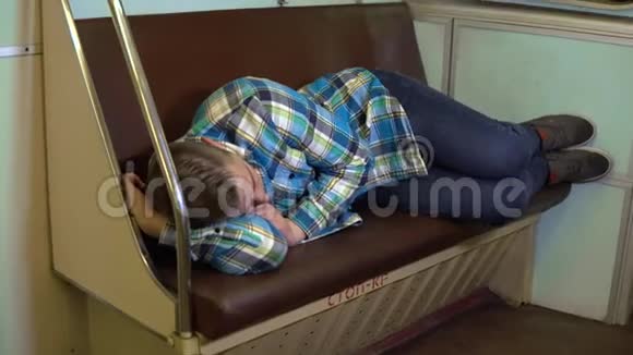 一个年轻人在地铁火车上睡着了旧地铁车视频的预览图