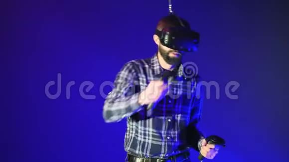 虚拟现实中的运动员虚拟现实中的传感器拳击和训练网络战斗胡须男视频的预览图