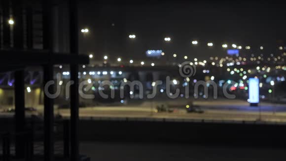 夜间城市交通汽车驾驶离焦和模糊视频城市灯光场景视频的预览图