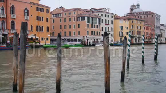 威尼斯的街道充满了水在水道上航行的船视频的预览图