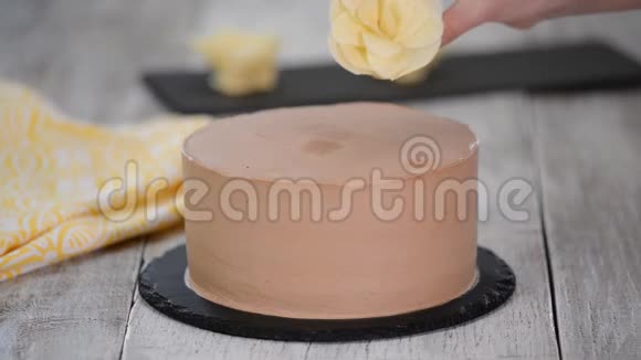 贝克厨师用白巧克力花装饰巧克力蛋糕视频的预览图