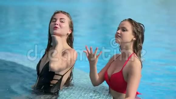 两个女朋友在游泳池里笑视频的预览图