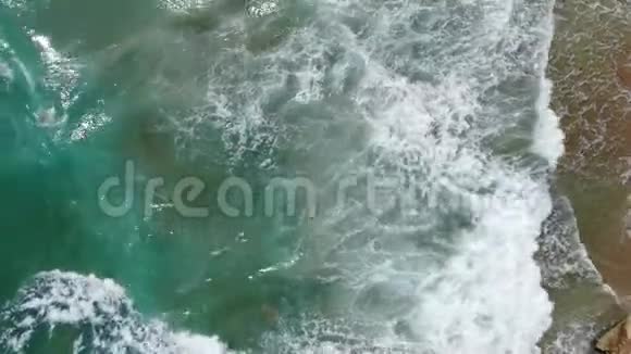 空中无人驾驶飞机的海浪到达海岸的画面视频的预览图
