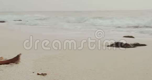 非洲裔美国妇女点击照片男子与手机在海滩4k视频的预览图