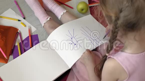 小女孩用铅笔画画孩子们的创造力发展视频的预览图