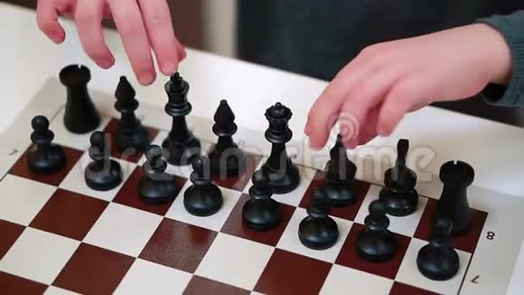 一个正在下棋的男孩的特写视频的预览图