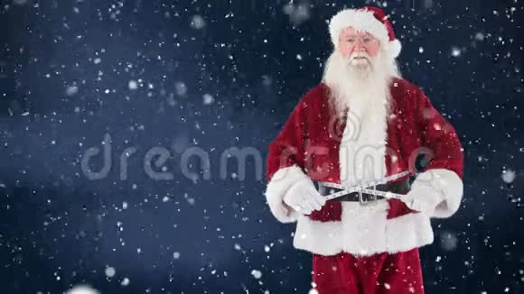 圣诞老人用卷尺测量自己同时还有降雪视频的预览图