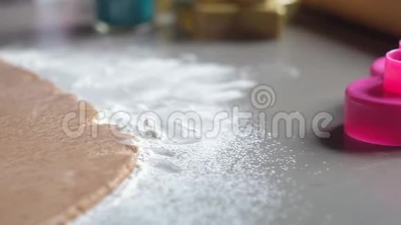 糕点厨师雕刻金属模具饼干瘦面团图形视频的预览图