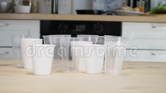 女人拒绝一次性塑料杯赞成可重复使用的杯子或热水瓶塑料污染拒绝一次性餐具视频的预览图