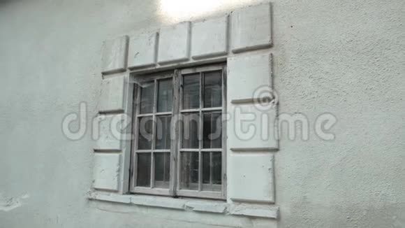 旧木窗在一座灰色破旧的建筑上周围是蜘蛛网和泥土视频的预览图