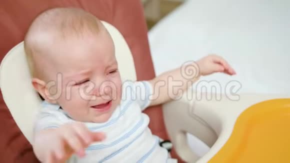 可爱的宝宝在家里的椅子上哭视频的预览图