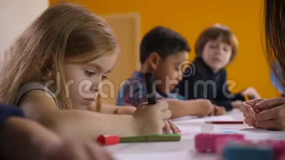 可爱的小女孩在美术课上画画视频的预览图