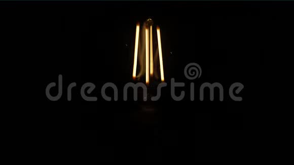 灯泡站在黑色背景上亮起来视频的预览图