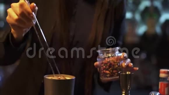 酒保妇女用干玫瑰色饮料装饰金属杯视频的预览图