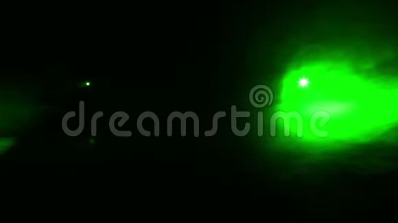 使两个轮廓聚光灯的绿色光线互相照射视频的预览图